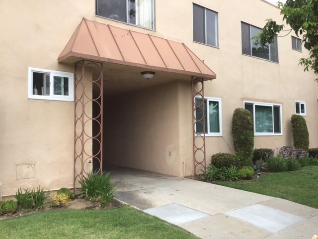Building Photo - 129 W Chevy Chase Dr