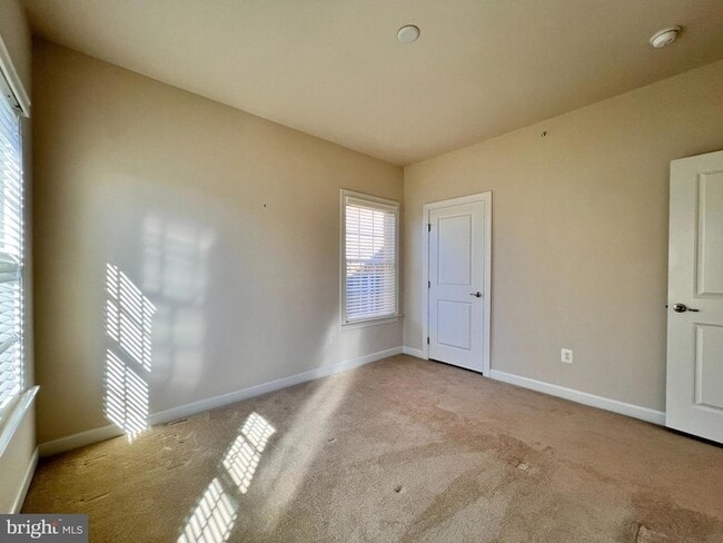 Building Photo - 376 Parkview Ave