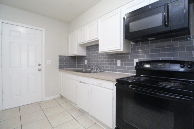 Building Photo - North Pensacola Duplex Near UWF & I-10 – Ready for Immediate Move-In