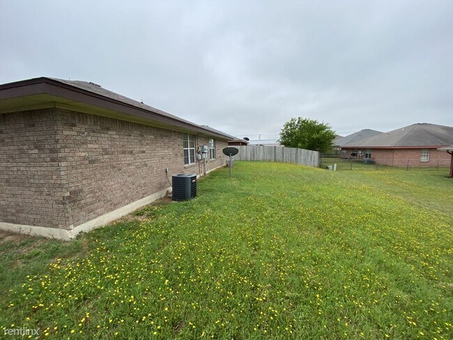 Building Photo - 3 br, 2 bath Duplex - 4605 Wade Dr B
