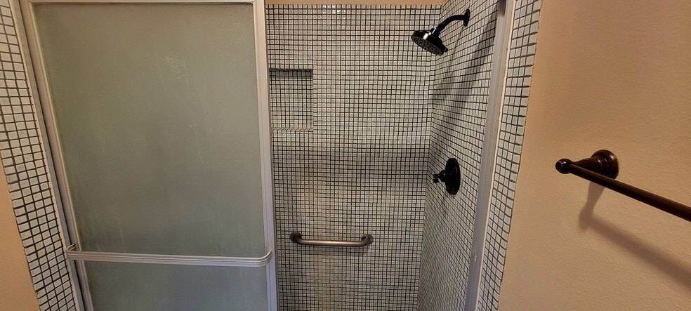 Master bedroom and master bathroom, walk in closet - 16139 Ladera Piedra Way