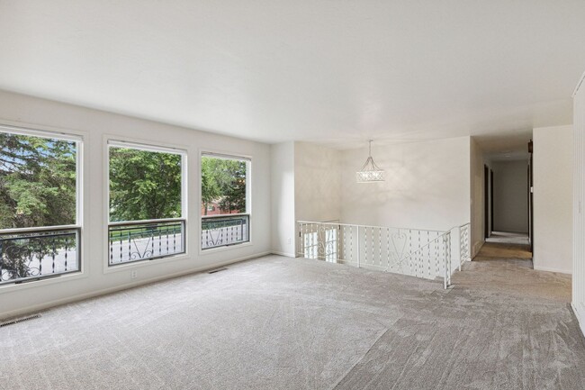 Building Photo - 3 Bed, 2.5 Bath House in the Rattlesnake