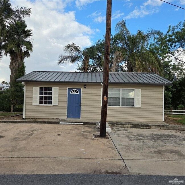 Building Photo - 26 Lago Vista Dr