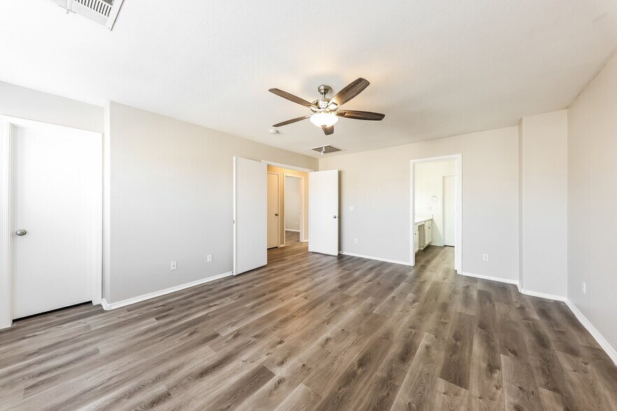 Building Photo - 14837 W Columbine Dr