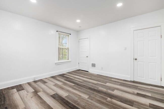 Building Photo - Fully renovated...extra half bath...laundr...