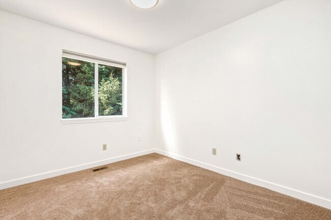 Building Photo - Beautiful Renovated Four Bedroom House for...