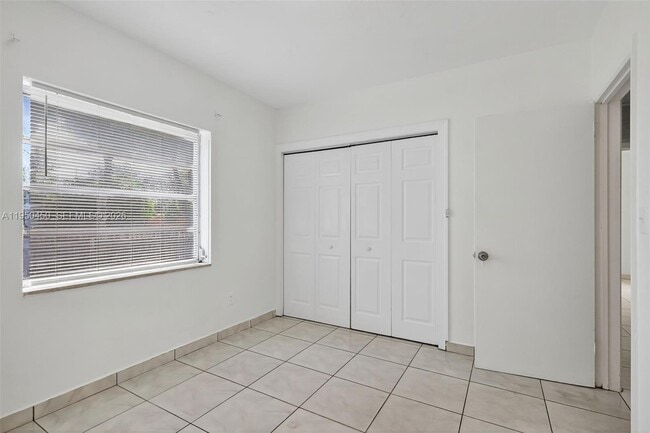 Building Photo - 1498 NE 180th St