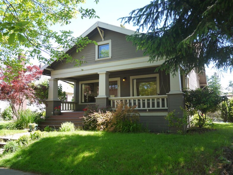 Renovated Bungalow in Brooklyn - 3 Bed w/ Bonus Room - Close in SE Portland - 3924 se 9th ave