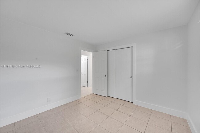 Building Photo - 810 SW 12th Ct