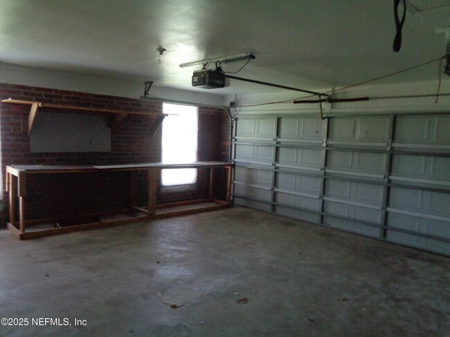 Building Photo - 812 Maplewood Ln