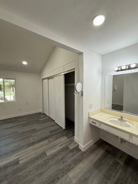 Building Photo - 5678 Surrey Ln