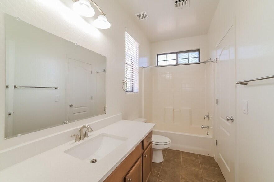 Building Photo - 2302 W Jake Haven