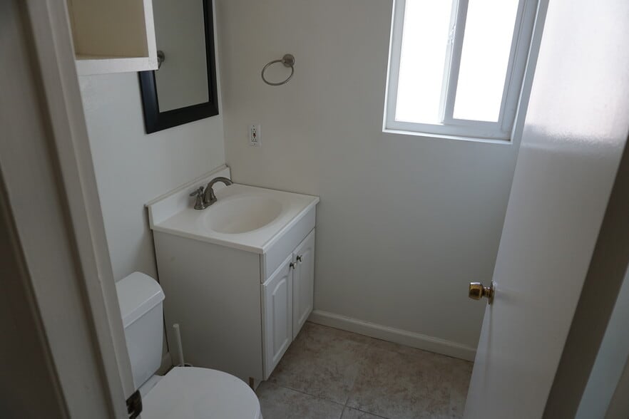 Bathroom 1 - 2409 Harriman Ln