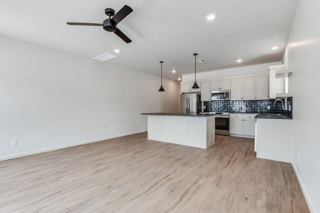 Building Photo - Urban living in Edmond