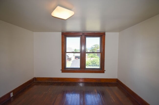 Building Photo - 205-205 S Summit St