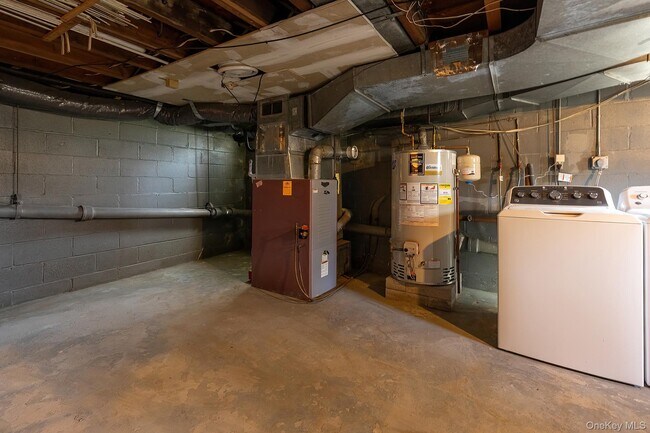 Building Photo - 1936 Longvue St