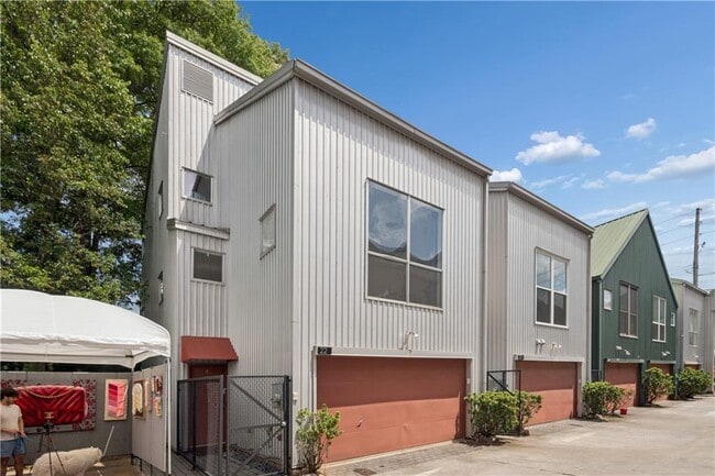 Building Photo - 920 Memorial Dr SE