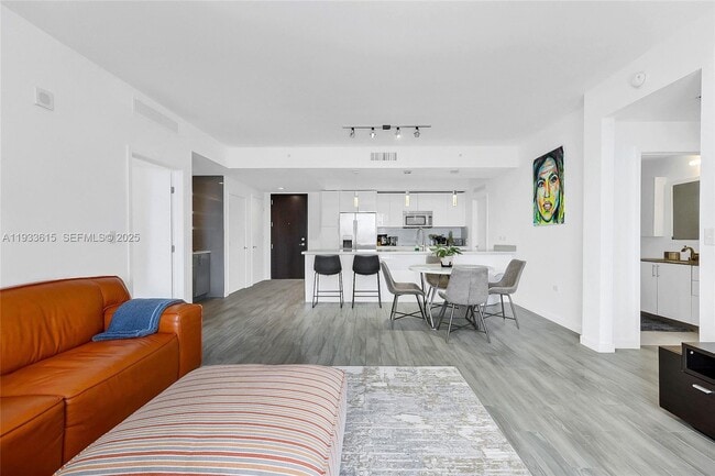 Building Photo - 999 SW 1st Ave