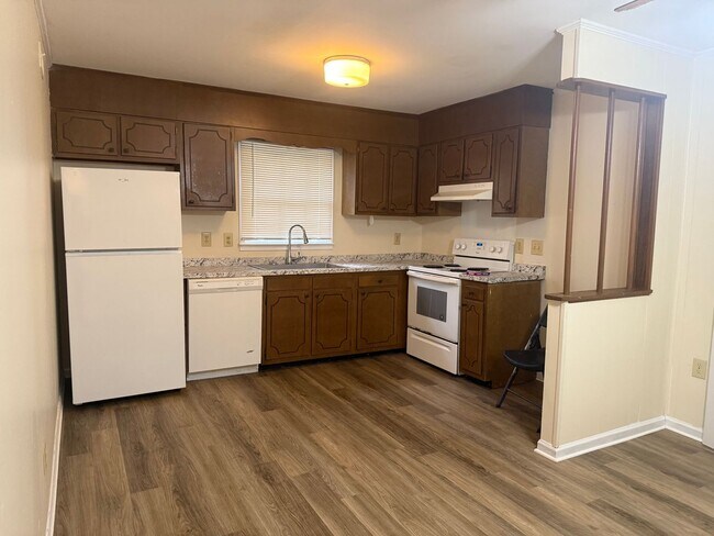 Building Photo - Adorable 3 Bedroom 1.5 Bath Off Regents Park Lane