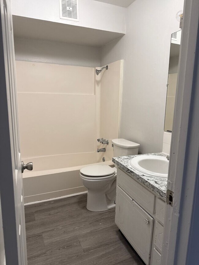 Building Photo - Eastside Apartment Evansville