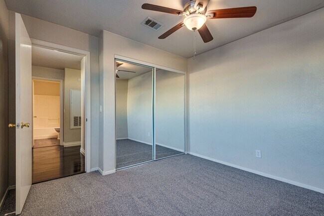 Building Photo - Beautiful 3 Bedroom, 2 Bathroom Townhouse w/ attached 1 Car Garage & Community Pool.