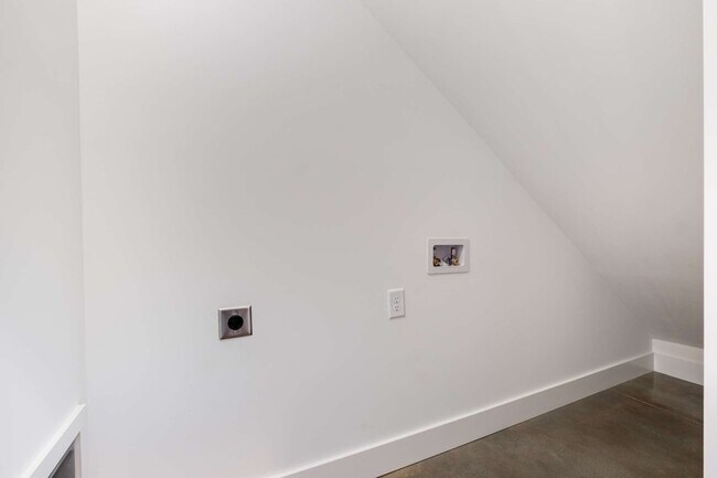 Building Photo - 1806 Lischey Ave