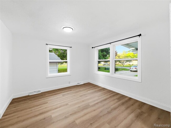 Building Photo - 2124 Bernice Ave