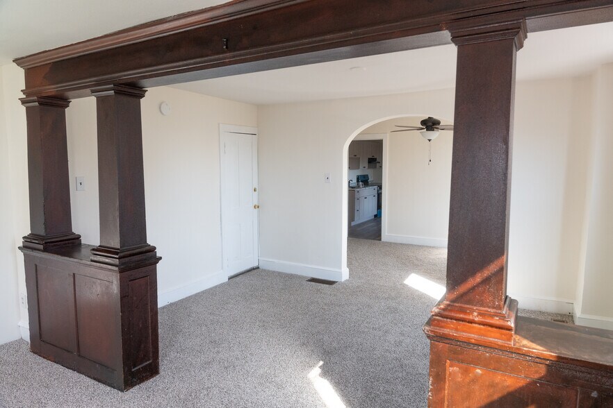 Building Photo - 1005 Railroad St