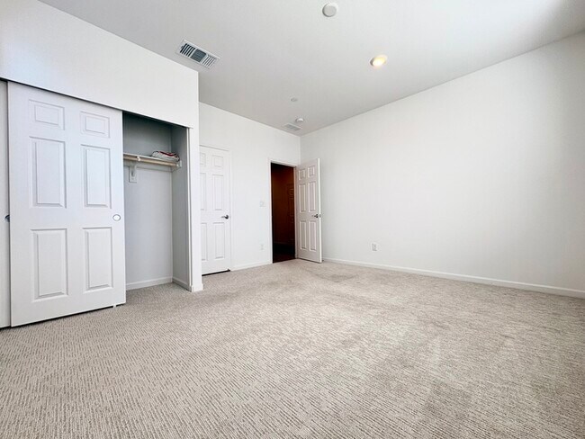 Building Photo - Beautiful Solar Home For Rent in Lincoln