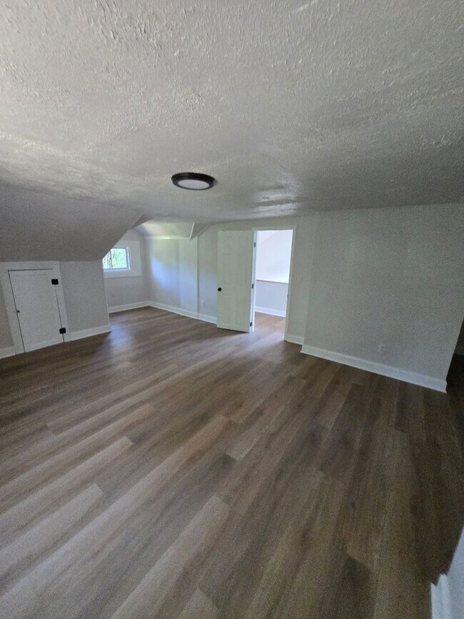 Building Photo - Spacious Single-Family Home in Chattanooga...