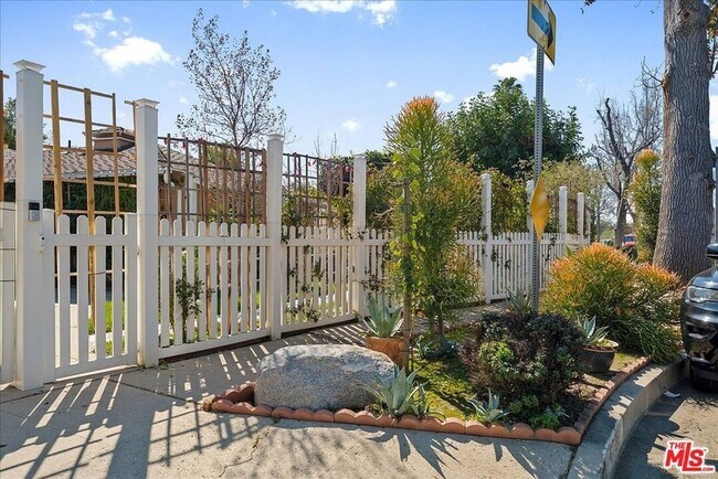 Building Photo - 6724 Mammoth Ave