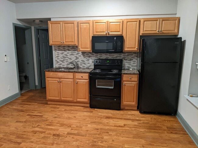 Building Photo - Salem Square