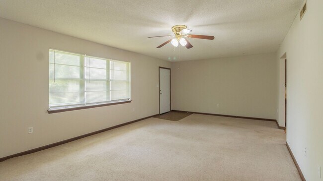 Building Photo - 613-615 Pear Tree Circle