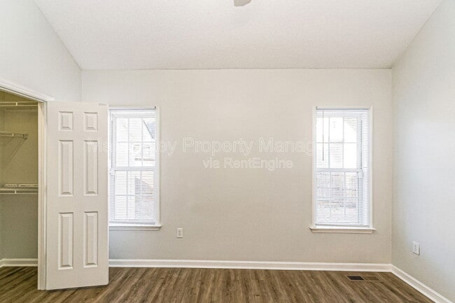 Building Photo - 112 Burt St