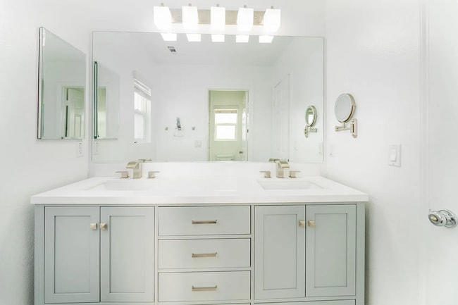 Building Photo - 25357 Avanti Ct