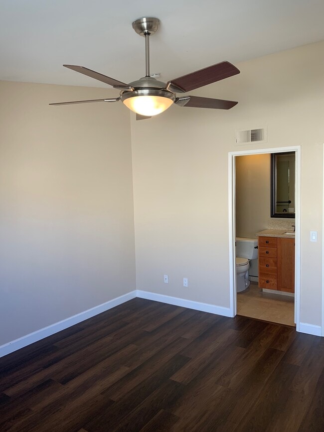 En suite master bathroom - 6922 Pear Tree Dr