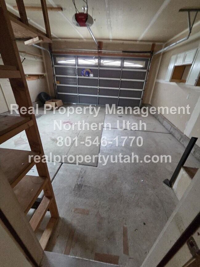 Building Photo - 3 Bedroom Home Available in North Salt Lake