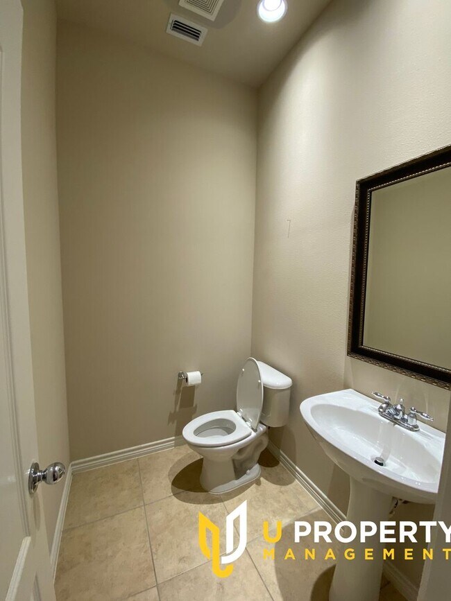 Building Photo - 15831 Breedlove Pl