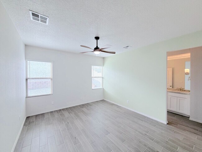 Building Photo - Beautiful 3 bed 2 bath home in Enchanted Hills area of Rio Rancho. Refrigerated Air! Near Hwy 550