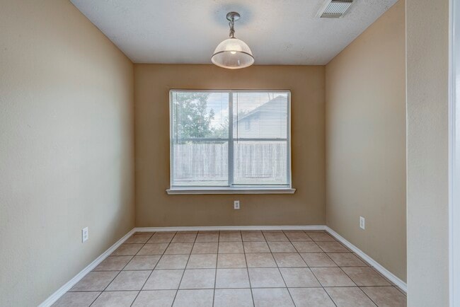 Building Photo - 1402 Sycamore Leaf Way