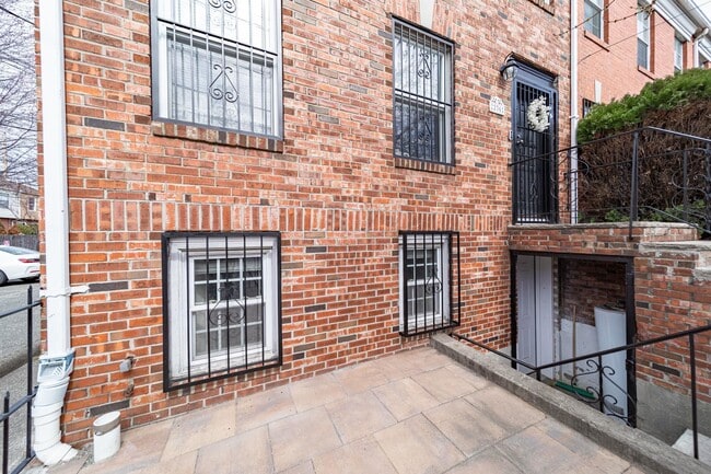 Building Photo - 236 Christopher Columbus Dr