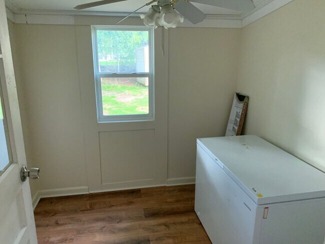 Building Photo - Cozy Cottage, Small Town Charm