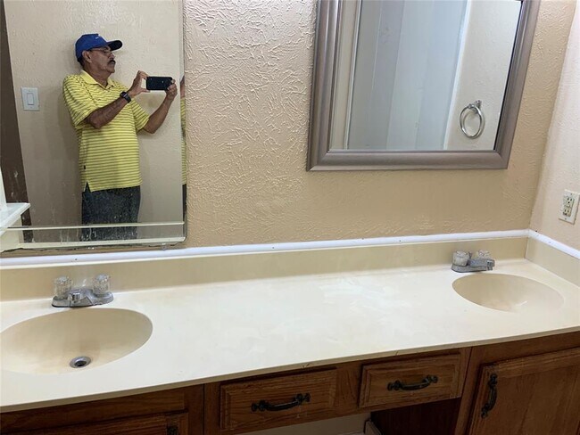 Building Photo - 5613 Hollow Pines Dr