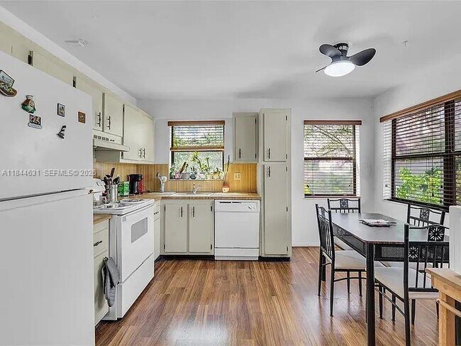 Building Photo - 2225 Monroe St