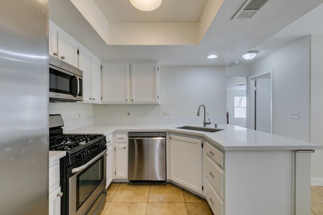 Building Photo - Charming 3 bedroom, 2.5 bathroom home near Summerlin