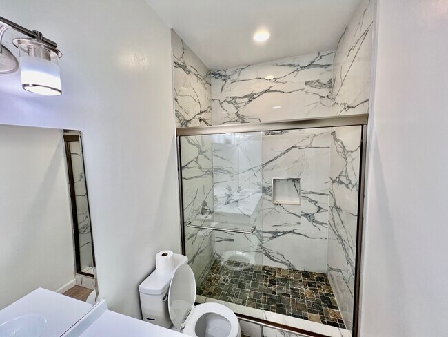Building Photo - 859 W 43rd Pl