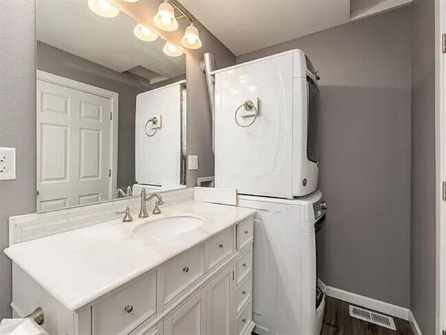 Building Photo - BEAUTEOUS HOME