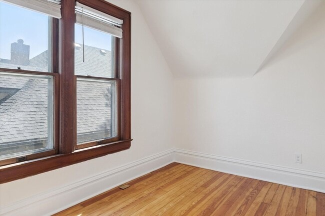 Building Photo - Fully Renovated 1 Bedroom 1 Bath Apartment...