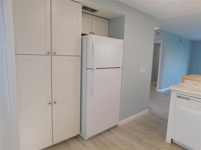 Building Photo - 331 Woodlake Wynde