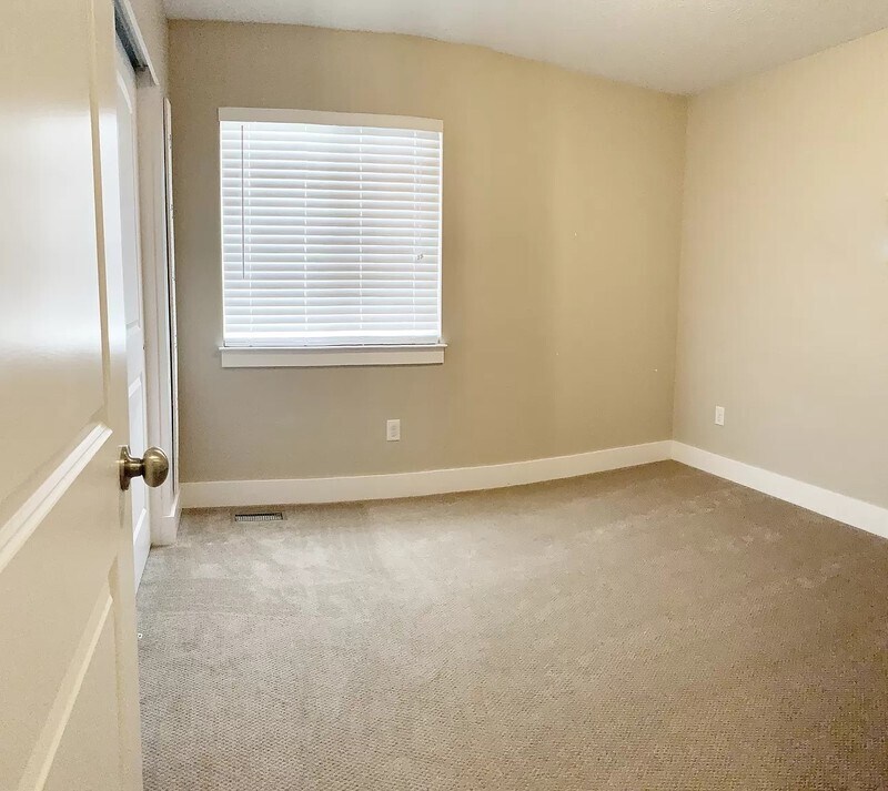 Building Photo - 3222 Manor View Dr